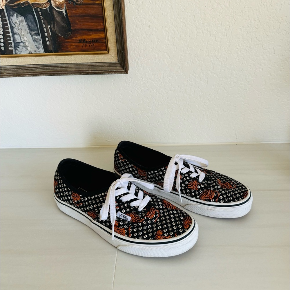 Vans shows with tigers and flowers, Size 5.5 men / 7 women